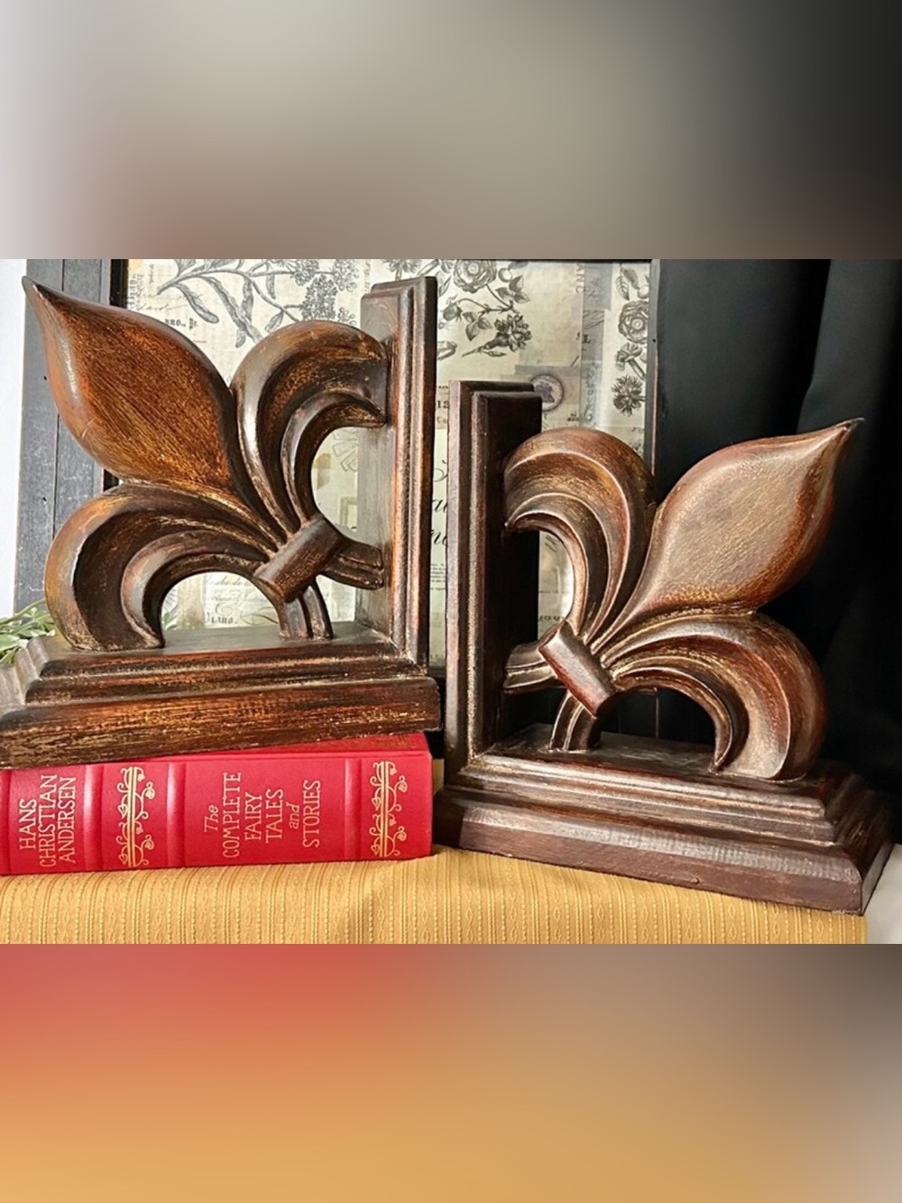 Fleur-de-Lis Bookends in Antique Brown
